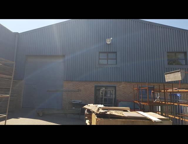 450M² FACTORY TO LET IN TRIANGLE FARM
